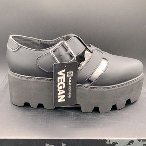 BIG BUCKLE DINO LUG SANDALS